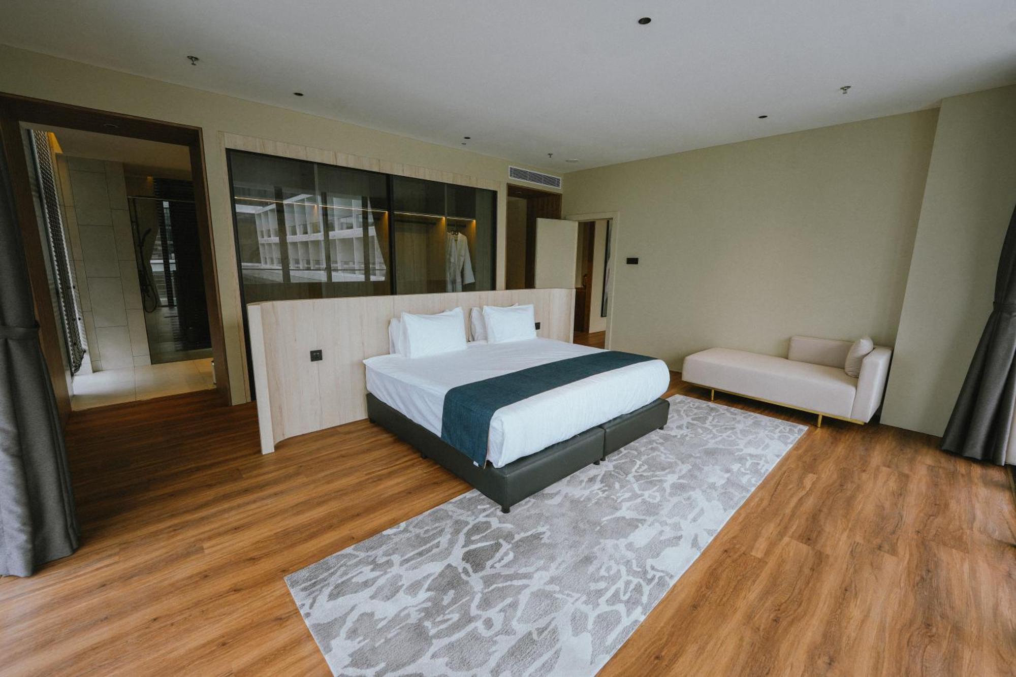 Roxy Beach Resort Sematan Kültér fotó