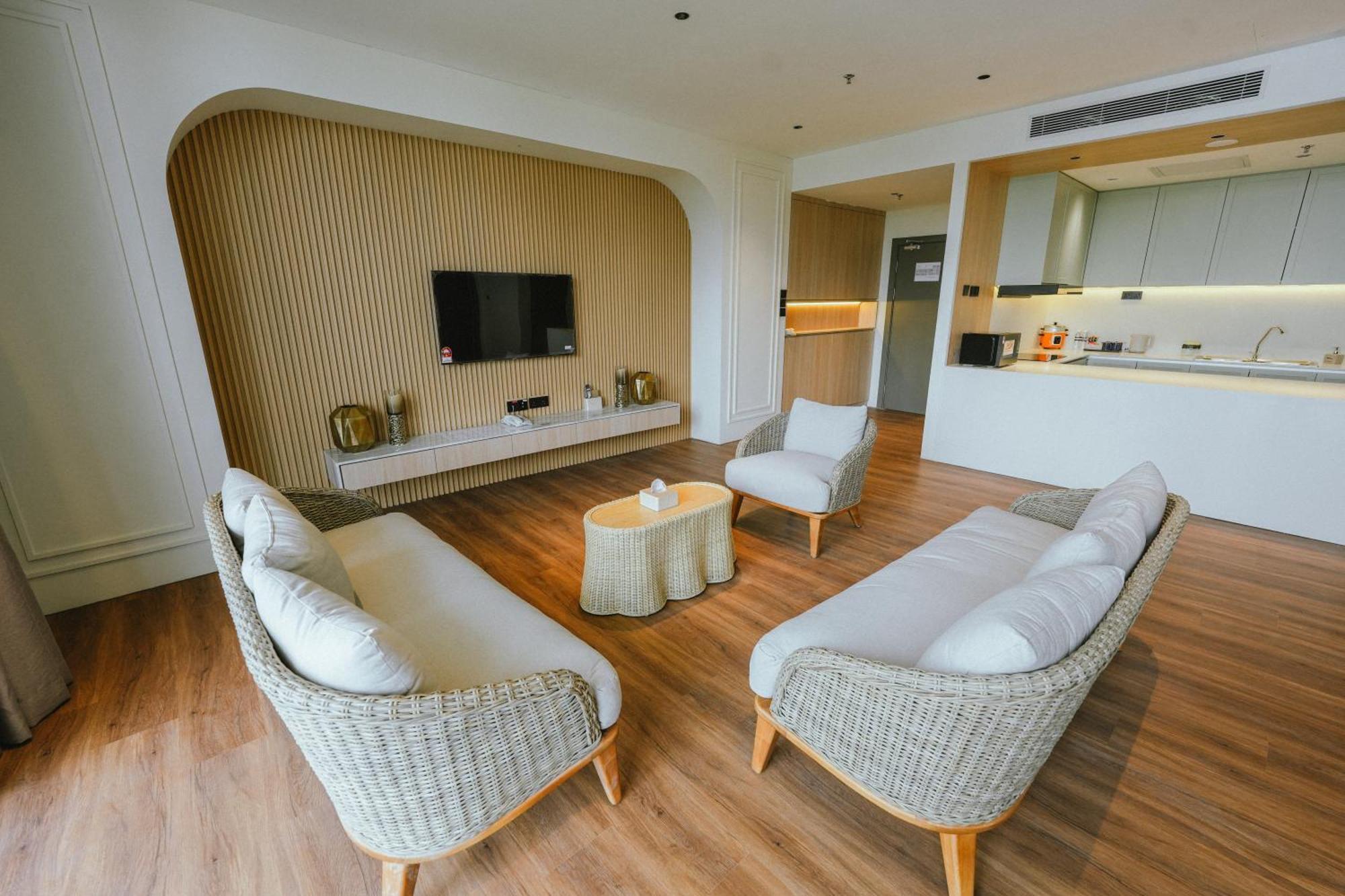 Roxy Beach Resort Sematan Kültér fotó